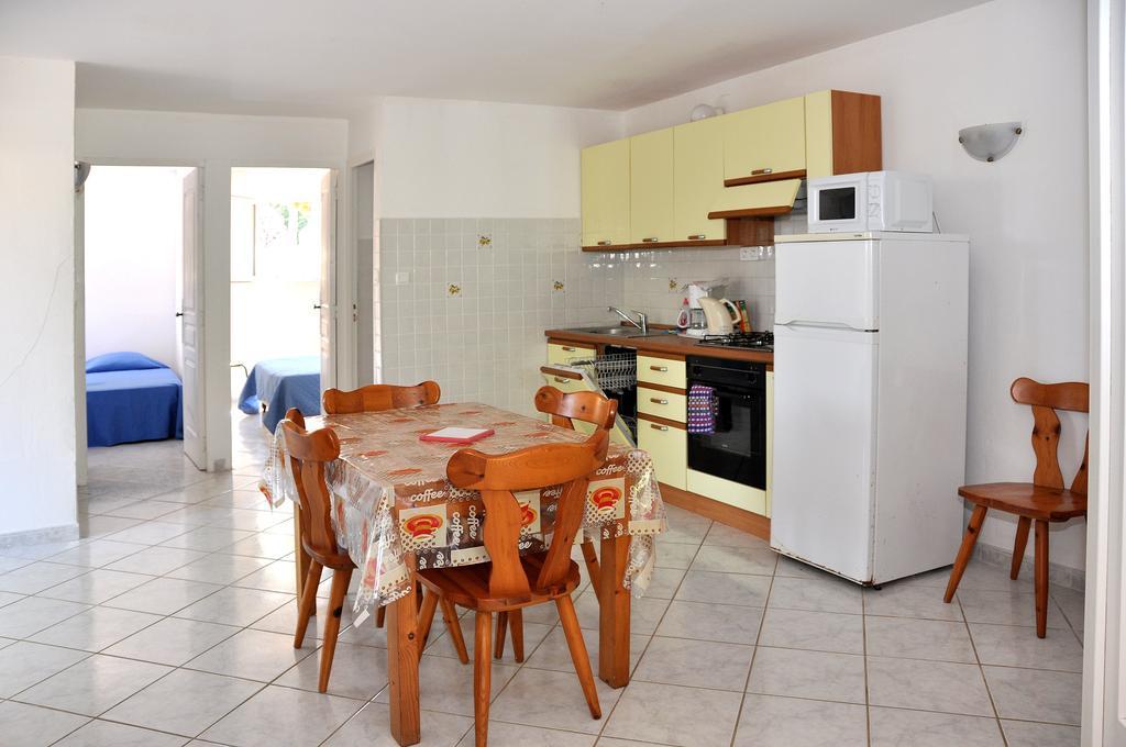 Sole E Mare Aparthotel Santa-Maria-Poggio  Szoba fotó
