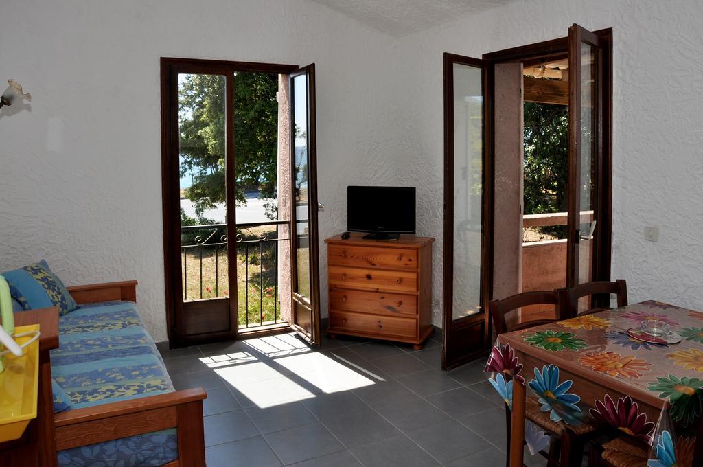 Sole E Mare Aparthotel Santa-Maria-Poggio  Szoba fotó